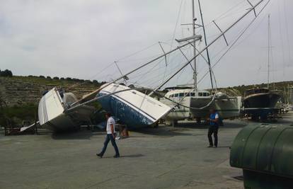 Nije krivo more: Jugo je srušilo dva broda pokraj Primoštena