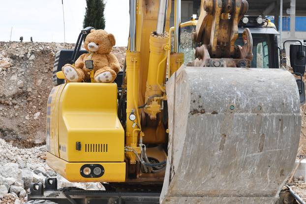 Šibenik: Medo pomo?ni radnik na bageru  gradilišta