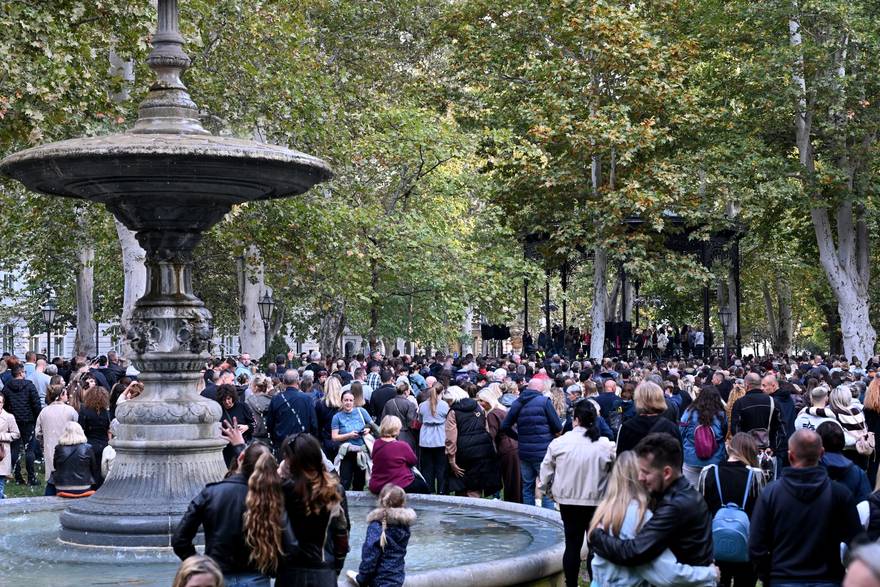 Zagreb: Brojni građani se okupili na Zrinjevcu u čast Halida Bešlića
