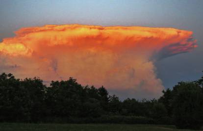 Nevjerojatne fotografije oblaka kod Slavonskog Broda, izgledao kao iz filma Dan Nezavisnosti...