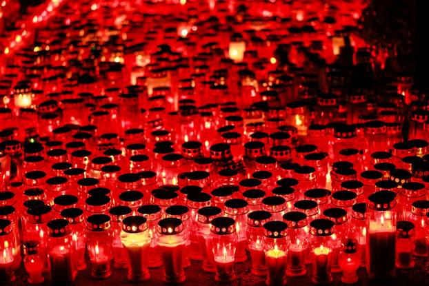 Zagreb: Trepet svijeća u sumrak na groblju Stenjevec na blagdan Svih svetih