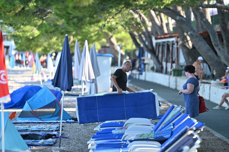 Baška Voda: Reportaža o problemu s ležaljkama na plaži
