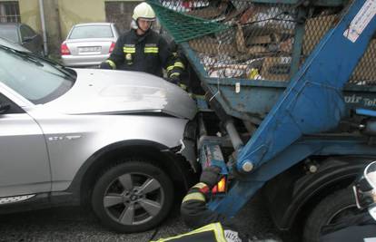 Skupim BMW-om udario u kamion 'Čistoće' s papirom