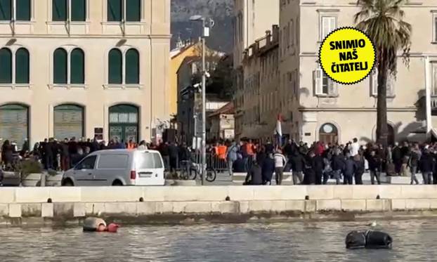 FOTO Prosvjed na Rivi. Stigao je i tip s 'Hitlerovim brčićima'