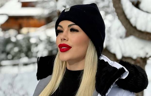 FOTO Slikala se gola na snijegu i riskirala zdravlje zbog fanova: 'Završila sam na hitnoj...'