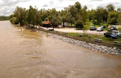 Izlila se Mura, zatvorili su granični prijelaz Sv. Martin 