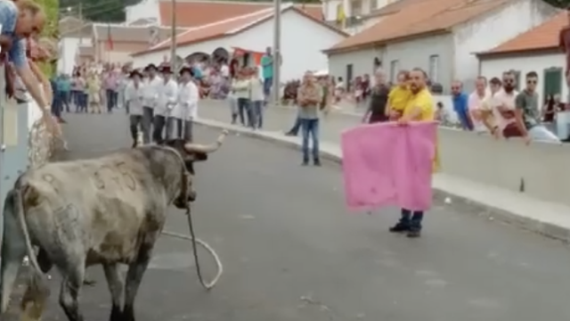 Prolaznici nisu mogli vjerovati: Izazivao bika s djetetom u ruci