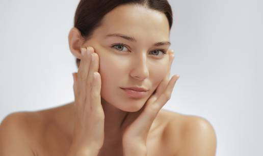 Skin booster: tretman koji bri&scaron;e umor, suho&cacute;u, o&zcaron;iljke i pore s lica