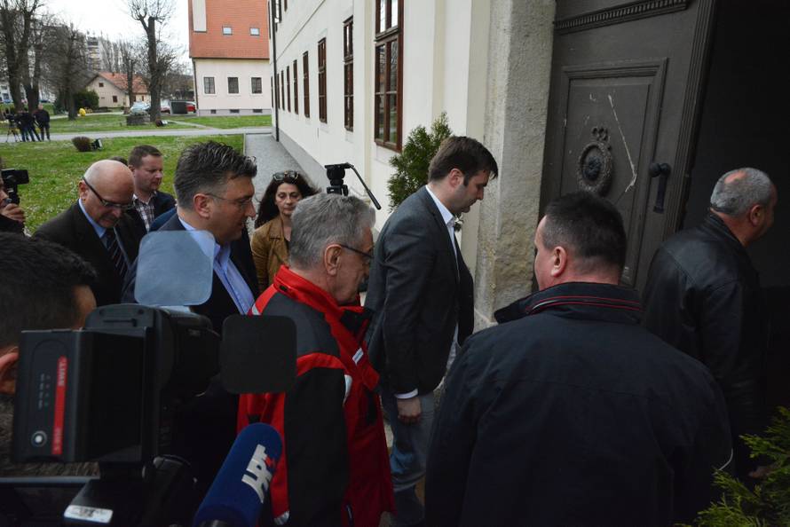 'Premijeru, pije li vaše dijete flaširanu vodu? Učinite nešto!'