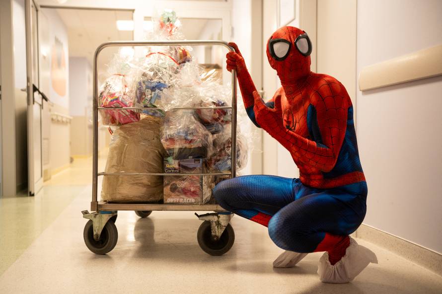 24sata Zagreb: Jasenka Bastaić i zagrebački Spiderman donijeli su poklone na dječju onkologiju