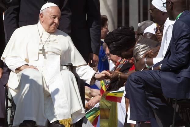 Roma, Papa Francesco durante l'udienza generale settimanale nell'Aula Paolo VI in Vaticano
