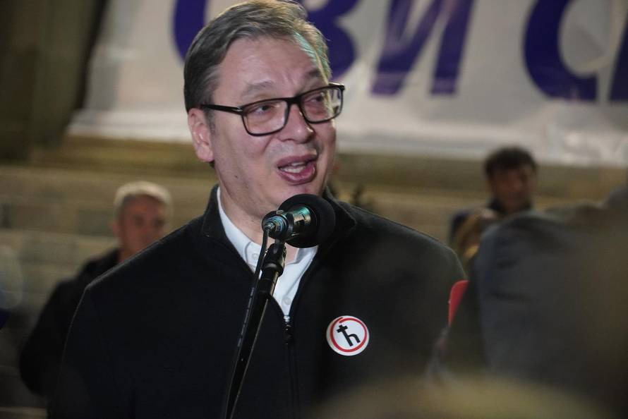 Beograd: Vučić došao ispred Narodne skupštine i pružio podršku "junaku iz Ćacilenda"