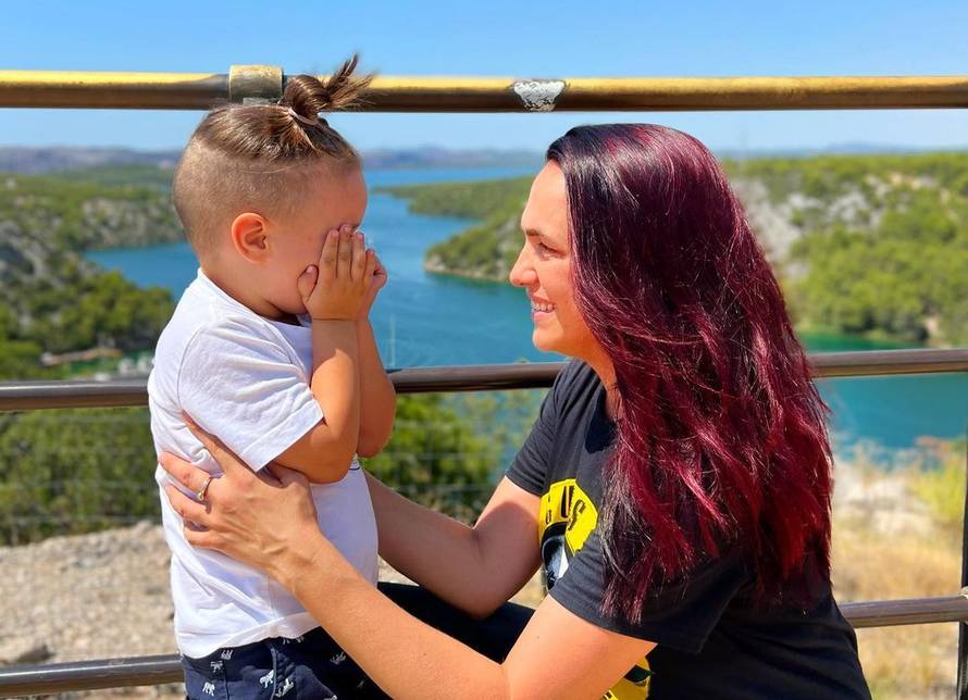 Mikulić je pokazala srednji prst Vladi na Markovom trgu: 'Sada bolje od toga niti ne zaslužuju!'