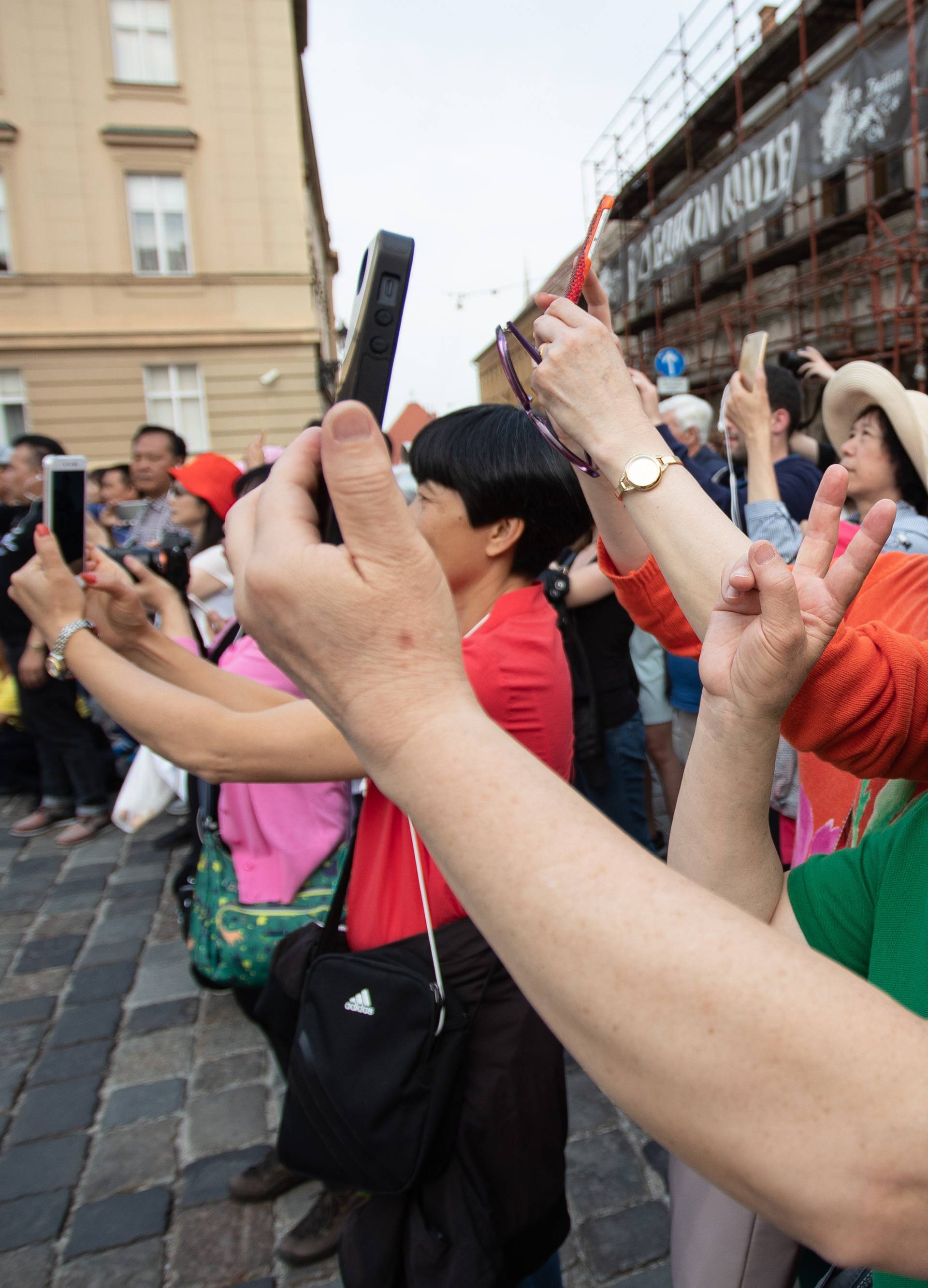 Oduševila je turiste: Vatrogasci stupali uz zgodnu Anu Rucner