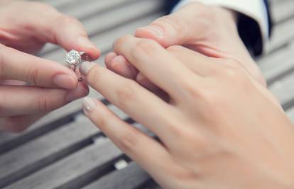 Znate li zašto se vjenčani prsten nosi na četvrtom prstu? Razlog je zapravo jako romantičan