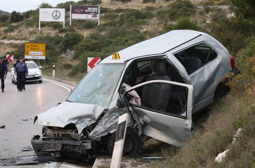 Krš i lom na ulazu u Šibenik: BMW bez pola prednjeg dijela