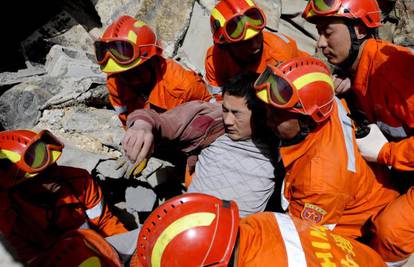 Kinezi sami kopaju i traže preživjele u ruševinama