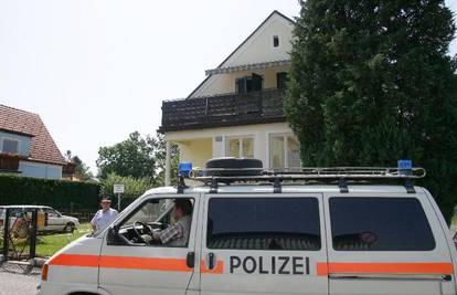 Pijani Nijemac pokušao je autom pregaziti policajca