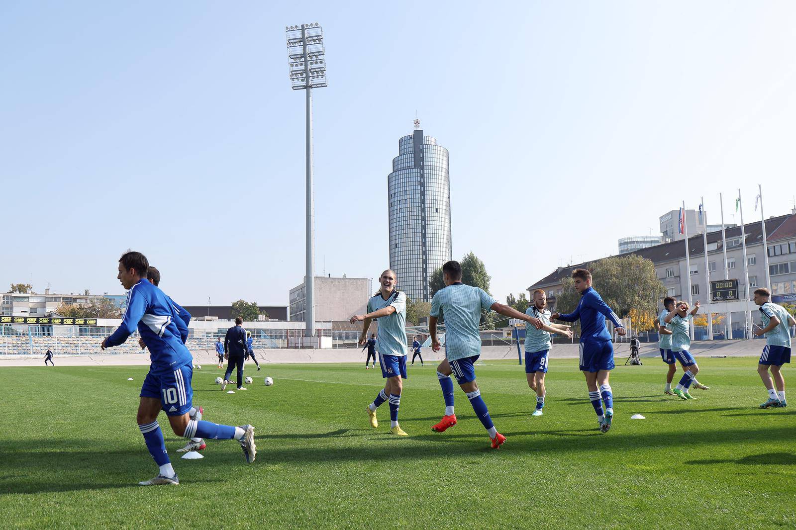 Zagreb: Zagrijavanje igrača prije utakmice Dinama i Salzburga u UEFA Ligi prvaka mladih