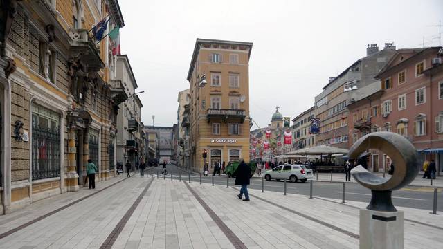 Udario ga u glavu, muškarac je pao na pločnik i umro u bolnici