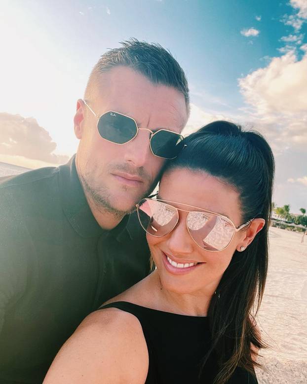 FOTO 'Kraljica sponzoruša' fotkala se potpuno gola: 'Ti si majka, razmisli o svojoj obitelji'