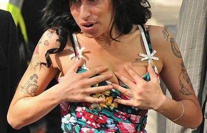 A. Winehouse nakon grudi si je napumpala i usne?