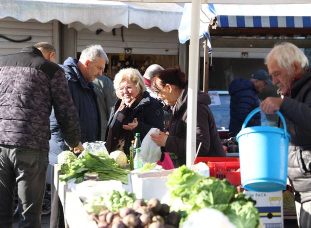 Šibenik: Ponuda vo?a i povr?a na tržnici