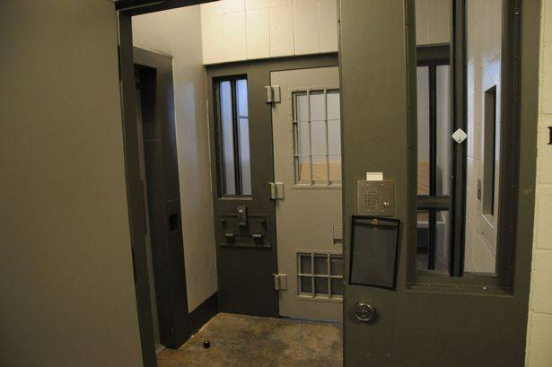 Ovo je zatvor u kojem je bivši policajac ubojica Chauvin. Drže ga u samici 23 sata dnevno
