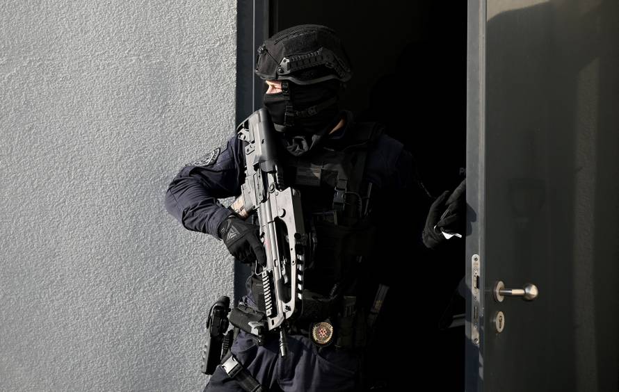 Varaždin: Srđan Mlađan pod jakim policijskim osiguranjem dolazi na Županijski sud