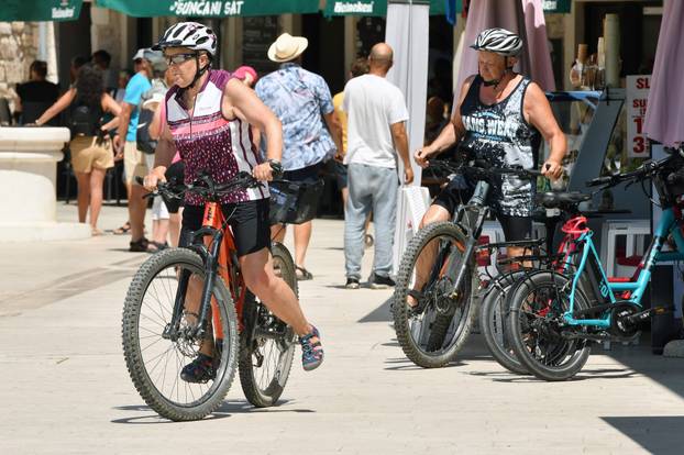 Vodice: Turisti uživaju na plažama i u obilasku grada