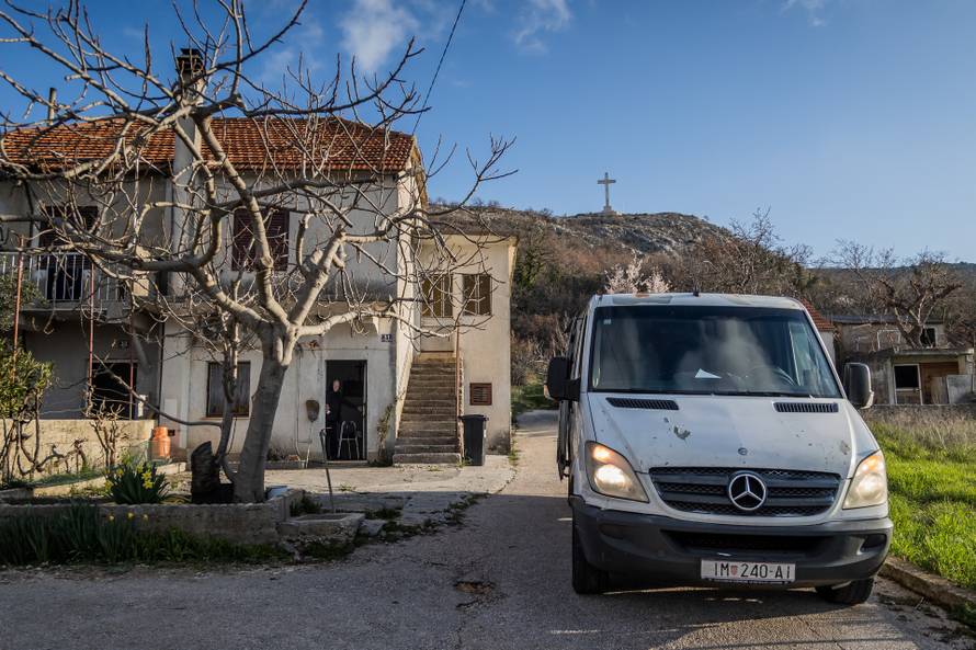 Katuni Kreševo: Reportaža o dostavi kruha u malenim zaselcima Dalmatinske zagore