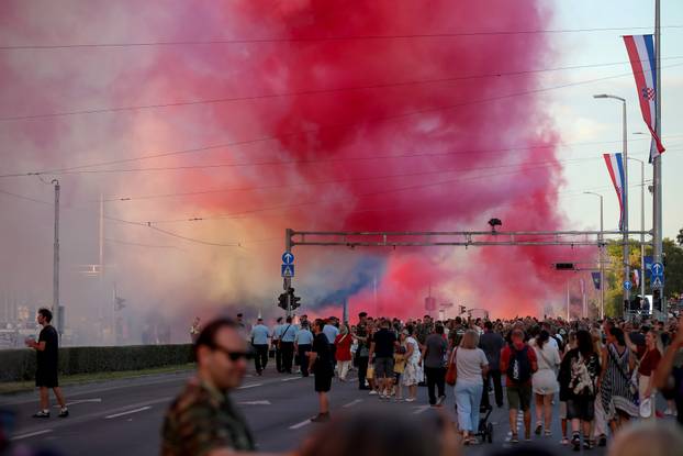 Zagreb: Vojni mimohod završio uz veličanstveni pirotehnički šou 