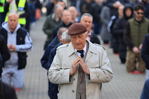 Zagreb: Muška molitva i popratni prosvjed na glavnom gradskom trgu