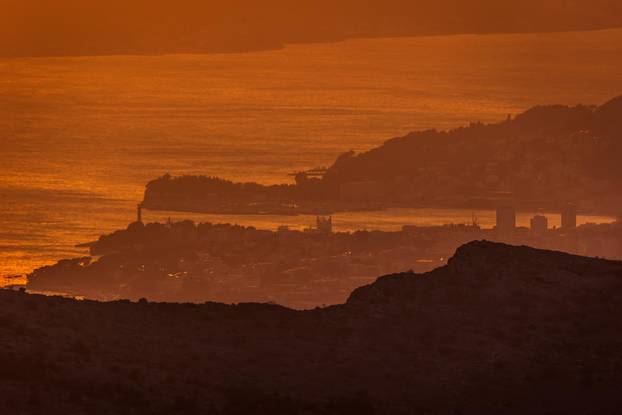 Mosor: Pogled sa Zvjezdanog Sela Mosor na zalaz sunca iznad Splita