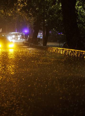 Riječka Fiumara nakon obilne kiše potpuno potopljena, automobili ostali zarobljeni u vodi