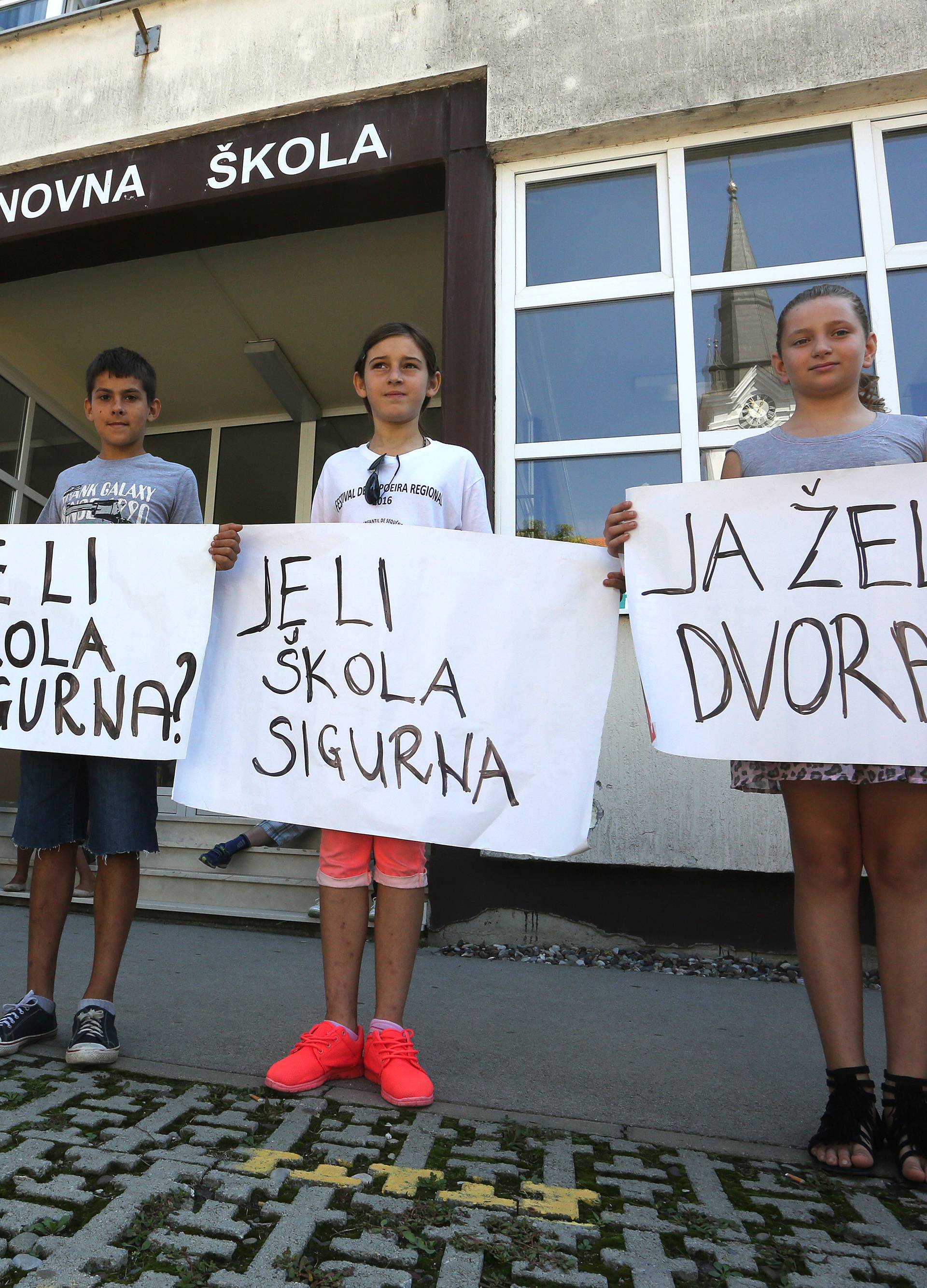 Učenici i roditelji prosvjedovali: Traže odgovore od Ministarstva
