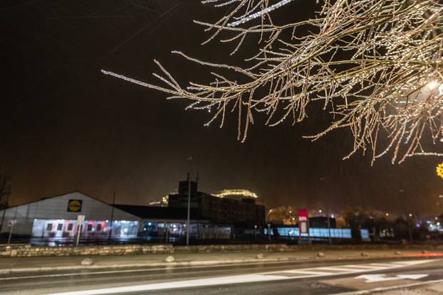 U Kninu je počela padati ledena kiša