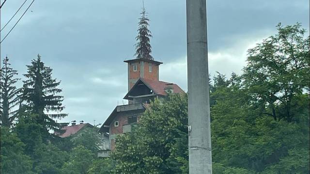 Vrapčanski čudnovati toranj: Umjesto krova, na vrhu je - bor