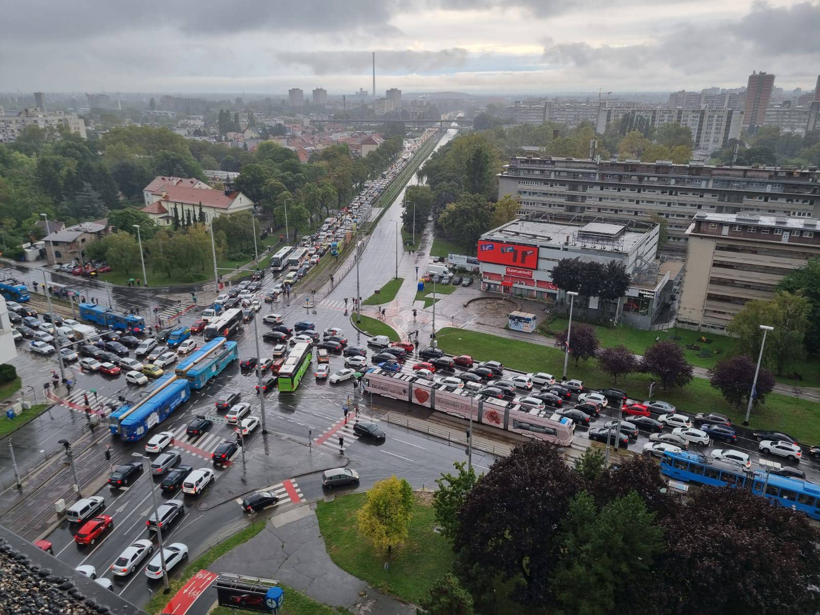 Beskrajne kolone: Pogledajte kako je jutros izgledao kolaps u prometu zbog jakog nevremena