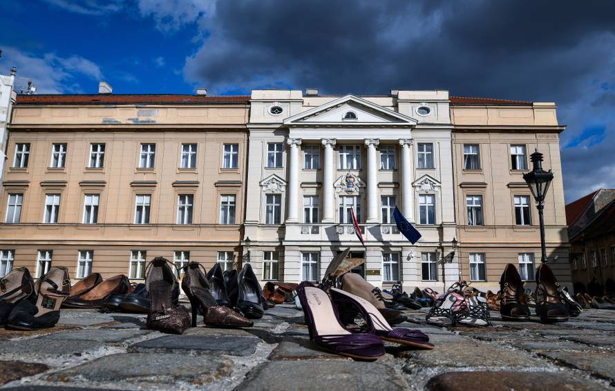 156 pari cipela, 156 ubijenih žena. Je li vam sada jasnije?