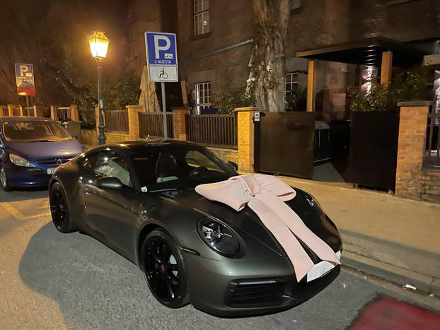 Bivša misica Barbara Ljiljak proslavila je 33. rođendan u jednom zagrebačkom restoranu, a za poklon je dobila Porsche koji je  bio ukrašen velikom ružičastom plišanom mašnom