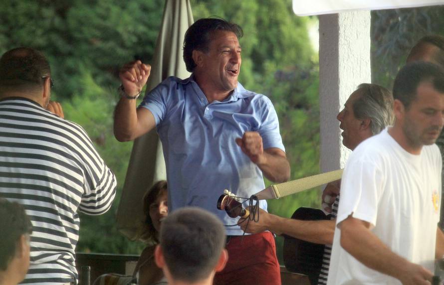 ARHIVA - 2010. Hvar: Nakon Dinamovog poraza Zdravko Mami? iz sveg glasa pjevao dalmatinske pjesme