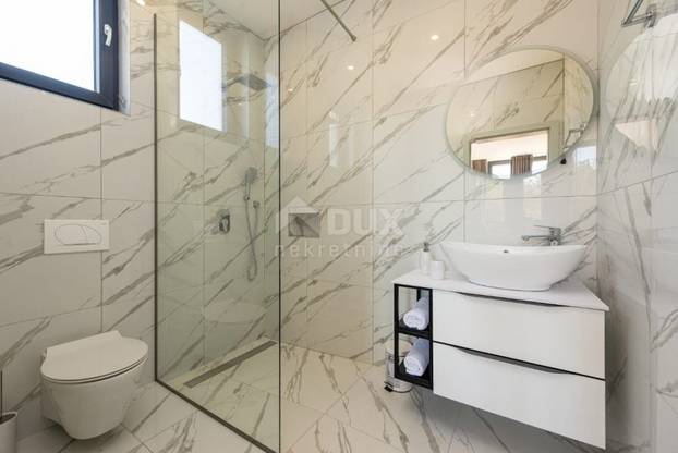 Pogodite koliko košta: Dvojna vila u blizini Novalje ima bazene, roštilj i teniski teren...