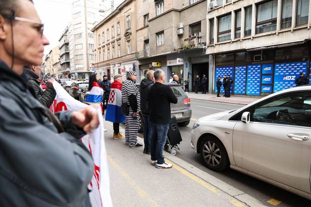 Zagreb: Javni skup A-HSP-a ispred središnjice HDZ-a "Operacija lustracija Plenkovića"