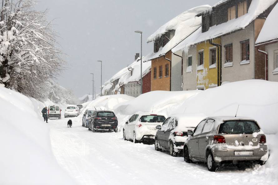 Zameteni u Delnicama: Nanosi snijega do balkona na 1. katu!
