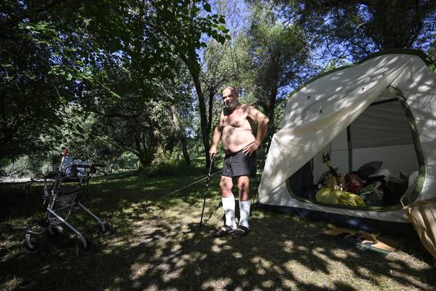 Zagreb:  Ivan  živi u šatoru na Bundeku sa svojim psom Barnyem