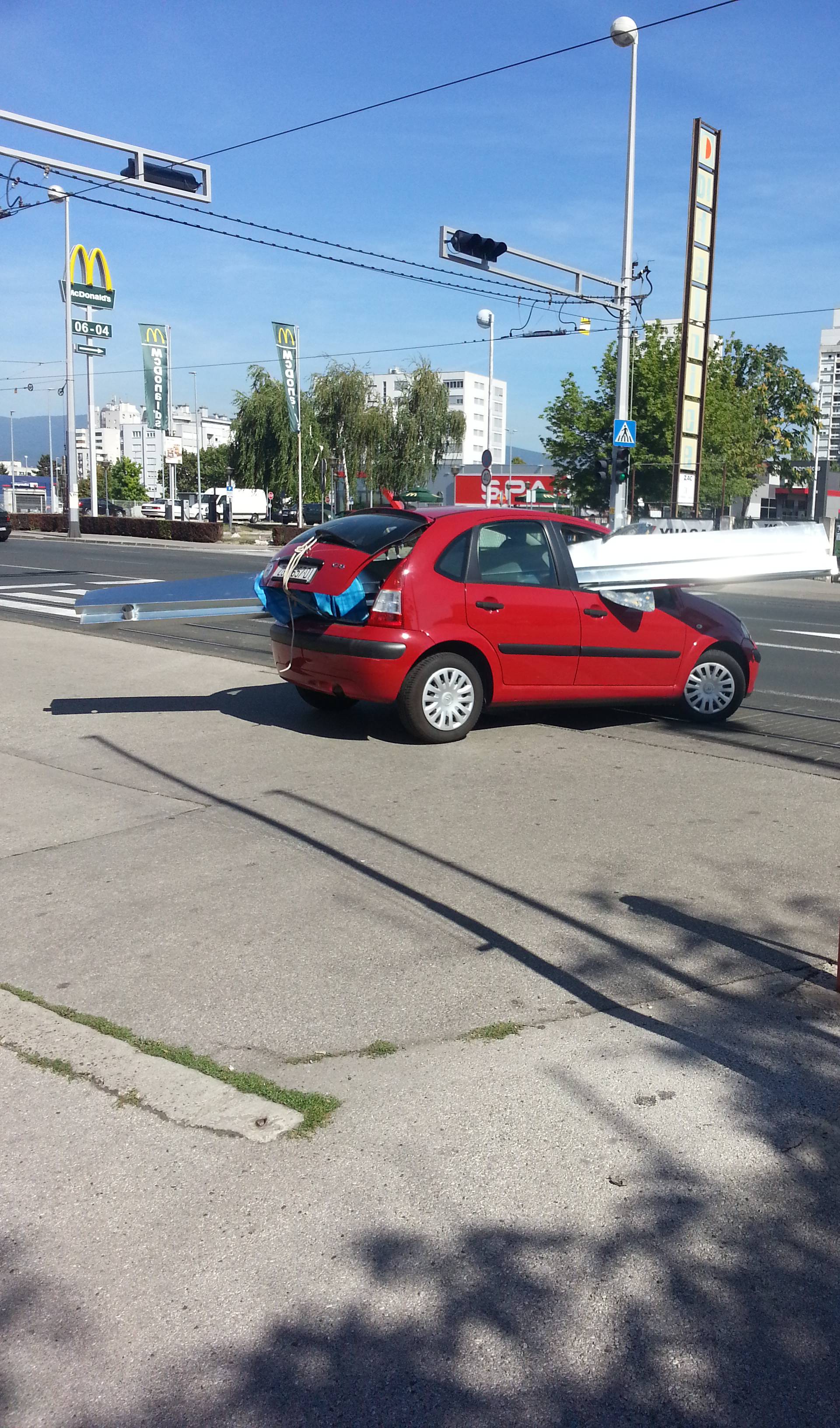 ‘Crveni bolidi’: Jedan prevozi limove, a drugi bahato parkira