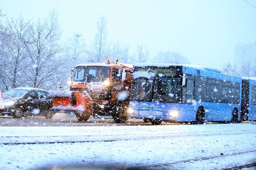Snježni kaos: Neumorni vozači pomagali jedni drugima na putu