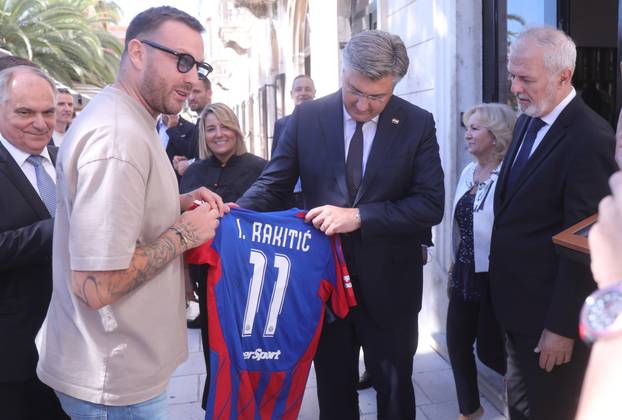 Split: Andrej Plenković na poklon dobio dres Ivana Rakitića