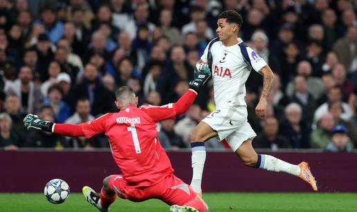 VIDEO Utakmica iz noćne more za golmana 'vatrenih'. Poklonio dva gola za pobjedu Spursima